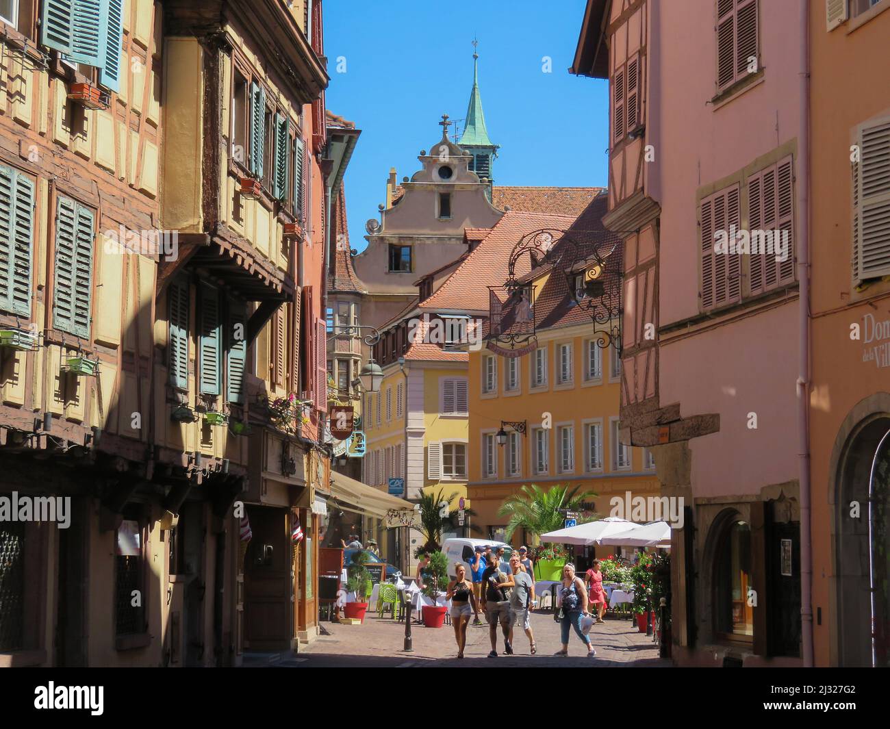 Città di Colmar, Alsazia, Francia - tradizionali case a graticcio nel centro della vecchia città medievale con canali che hanno dato alla città il nome Petite VE Foto Stock