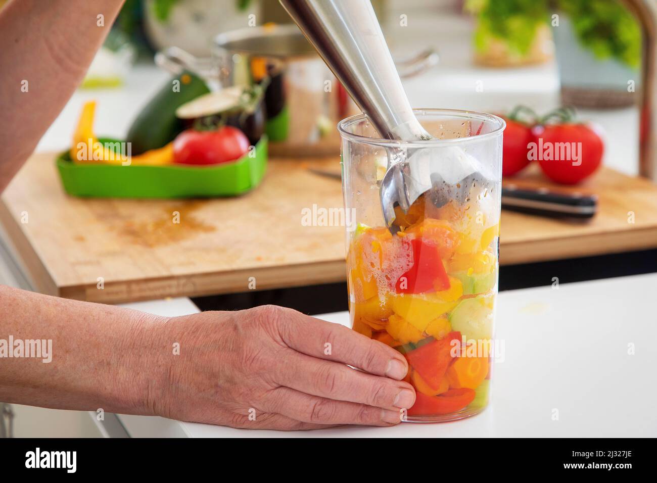 Le verdure cotte miste sono spolpate per creare un liscio Foto Stock