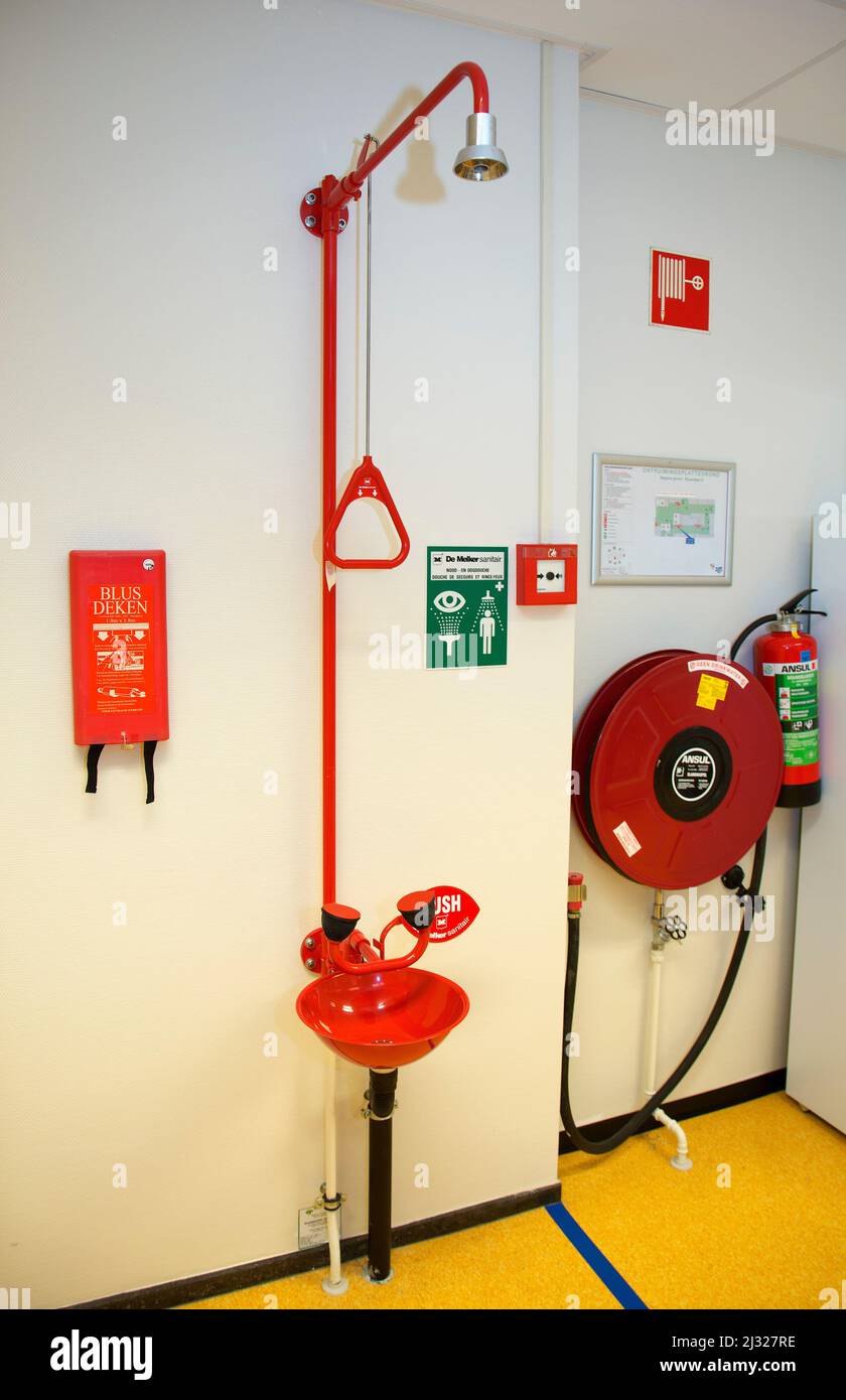 Paesi Bassi, nel laboratorio dell'ospedale Almelo questi sono i mezzi di sicurezza quando qualcosa sta andando male con le sostanze chimiche o fuoco: Estintore Foto Stock