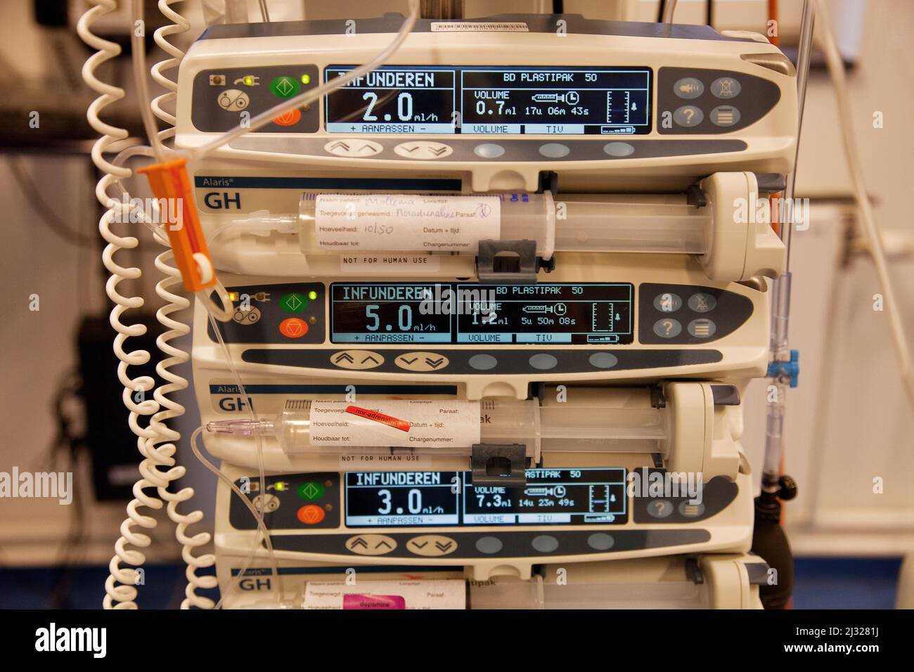 Paesi Bassi, tre pompe di infusione mediche vicino al letto di un paziente in ospedale. Foto Stock