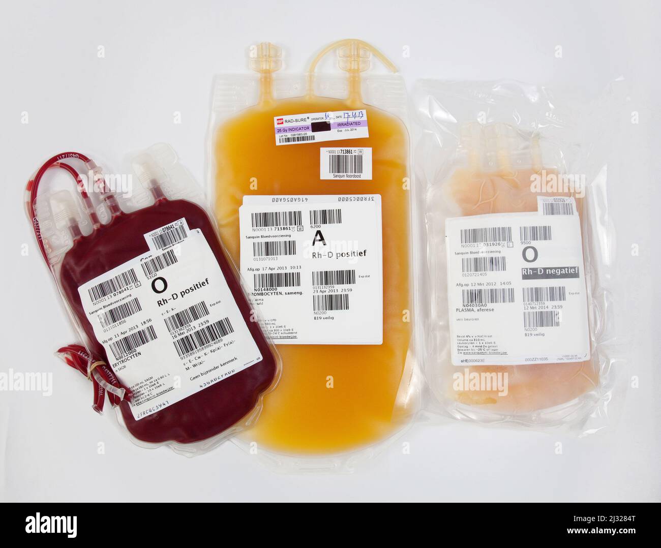 Tre prodotti sanguigni, da sinistra a destra: Estratto di globuli rossi o eritrociti. Estratto di piastrine, chiamato anche trombociti congelati Omnplasma Foto Stock
