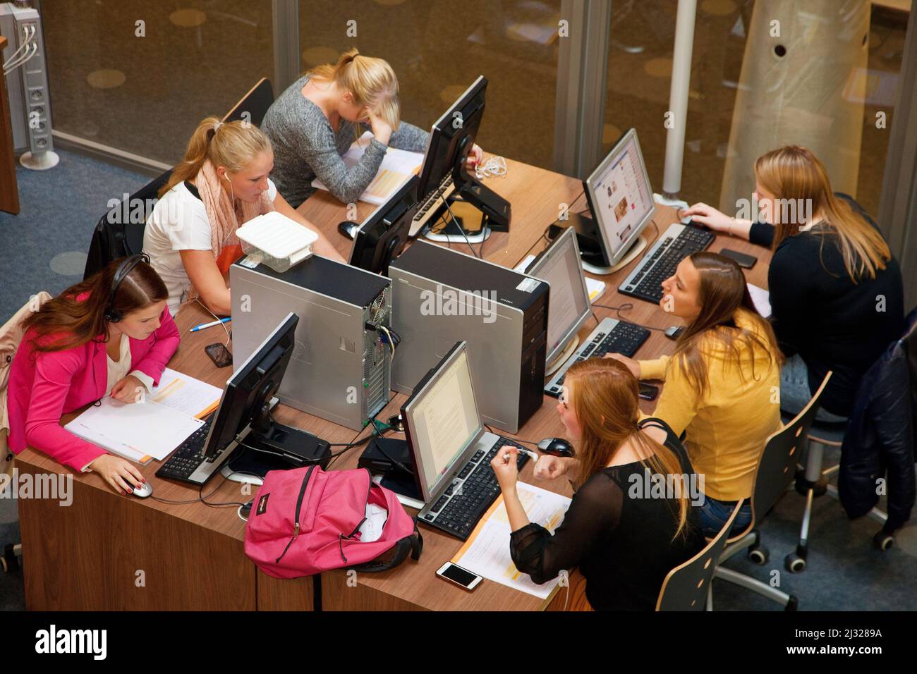 I Paesi Bassi, Hengelo, gli studenti della scuola ROC stanno facendo i loro compiti in uno spazio aperto con i computer della scuola. La scuola ROC è una scuola di MBO. Foto Stock