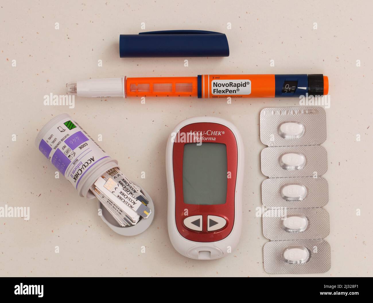 Per misurare il livello di zucchero nel sangue di un paziente diabetico è necessario un iniettore penna (chiamato anche penna farmaco) , strisce per catturare la goccia di b Foto Stock