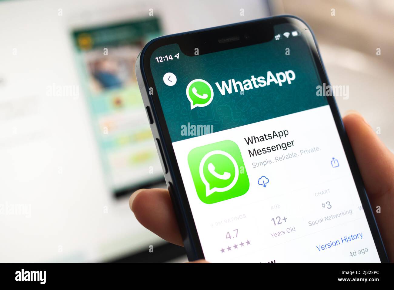 Poltava, Ucraina - 5 aprile 2022: Icona dell'app WhatsApp. Mano con telefono cellulare con applicazione. Concetto di Messenger e social networking Foto Stock