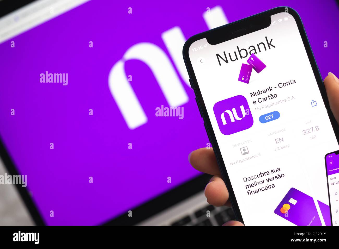 Poltava, Ucraina - 5 aprile 2022: Icona Nubank app. Mano con telefono cellulare con applicazione. Concetto di mobile banking Foto Stock