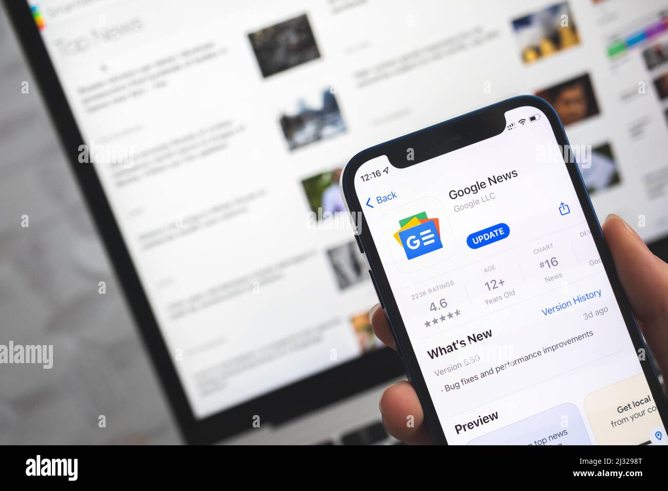 Poltava, Ucraina - 5 Aprile 2022: Icona Google News app. La donna usa l'applicazione di notizie, concetto di notizie di rottura Foto Stock