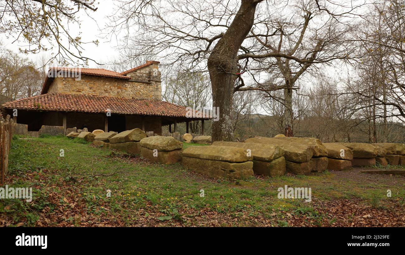 Ermita de San Adrián, Necrópolis de San Adrián de Argiñeta, Elorrio, Vizcaya, País Vasco, España Foto Stock