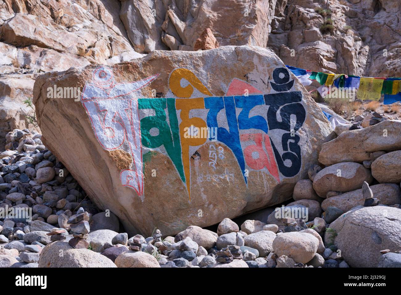 Pietre mani incise con il mantra tibetano Om mani Padme Hum, Nubra Valley, Ladakh, Jammu e Kashmir, India, Asia Foto Stock