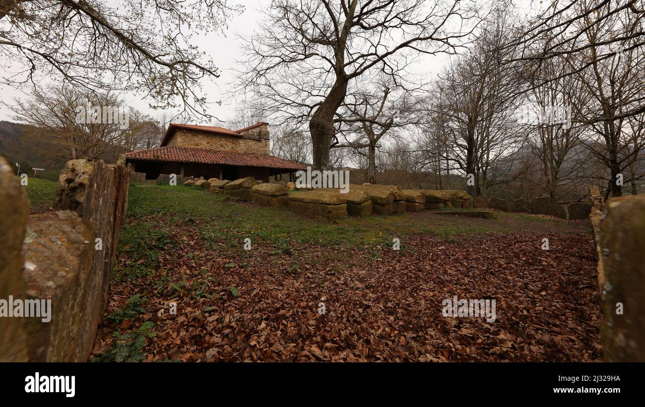 Ermita de San Adrián, Necrópolis de San Adrián de Argiñeta, Elorrio, Vizcaya, País Vasco, España Foto Stock