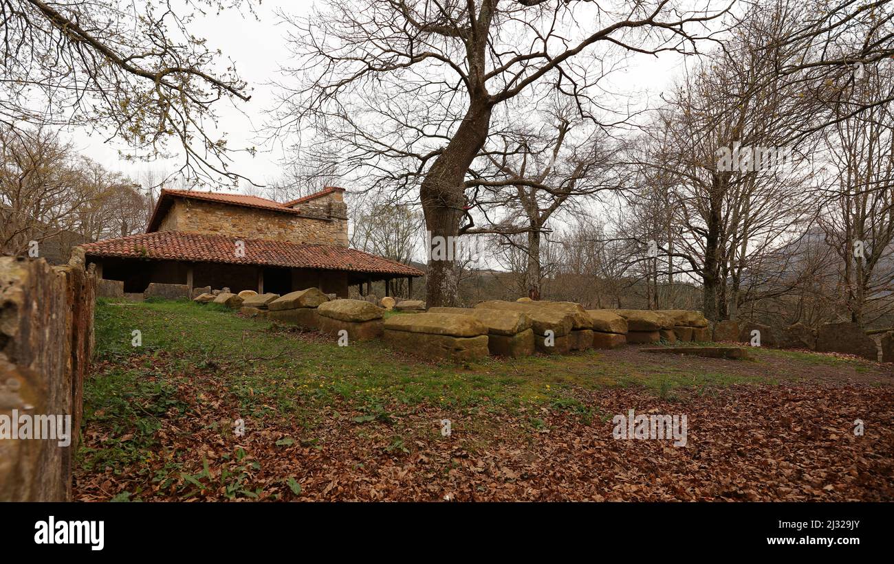 Ermita de San Adrián, Necrópolis de San Adrián de Argiñeta, Elorrio, Vizcaya, País Vasco, España Foto Stock