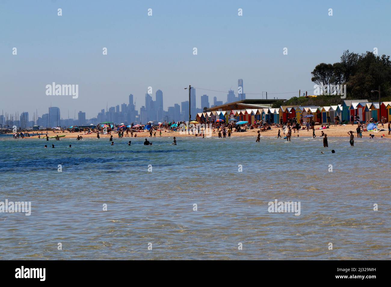 Die Skyline von Melbourne von Brighton Beach aus gesehen, Australia. Foto Stock
