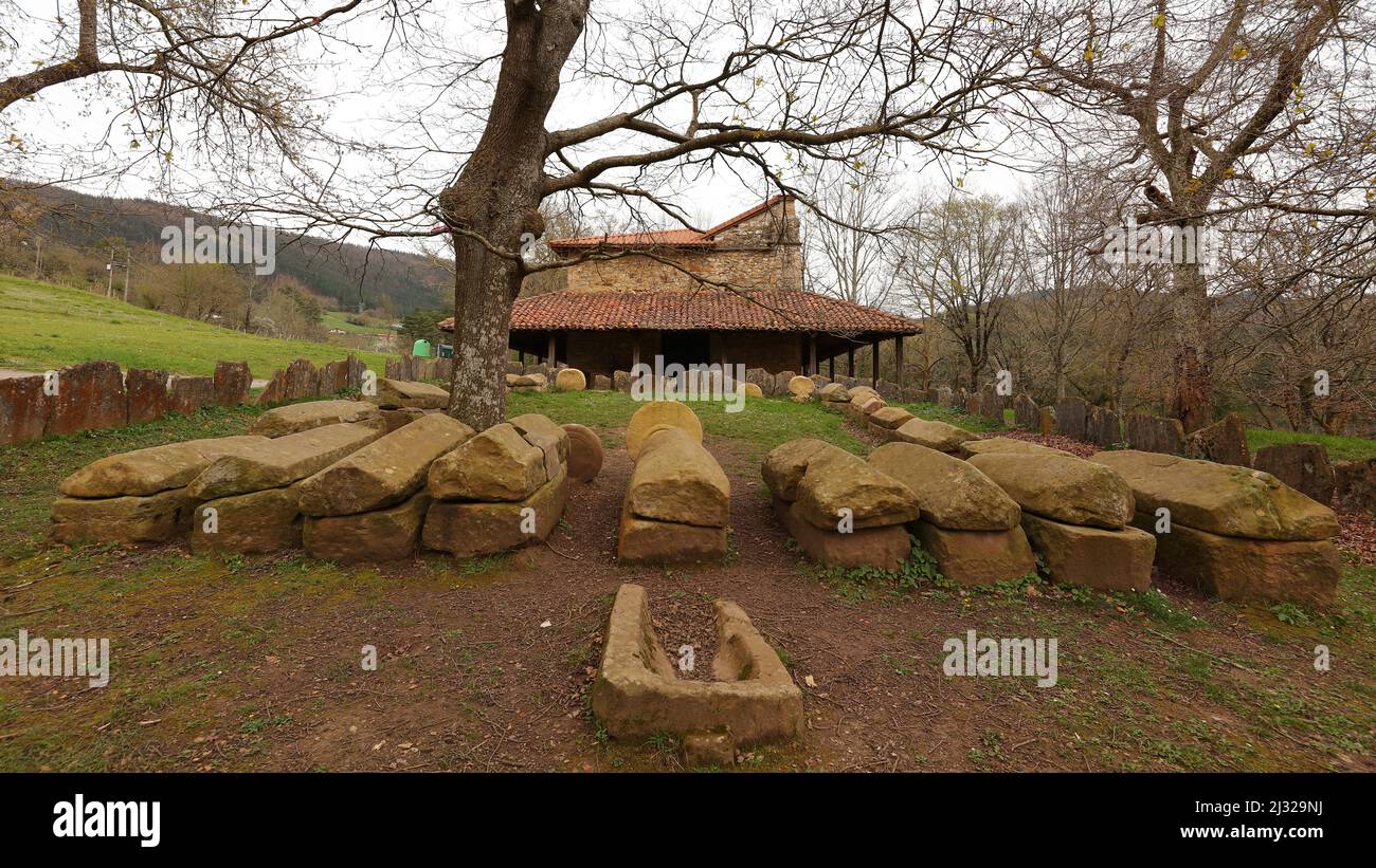 Ermita de San Adrián, Necrópolis de San Adrián de Argiñeta, Elorrio, Vizcaya, País Vasco, España Foto Stock