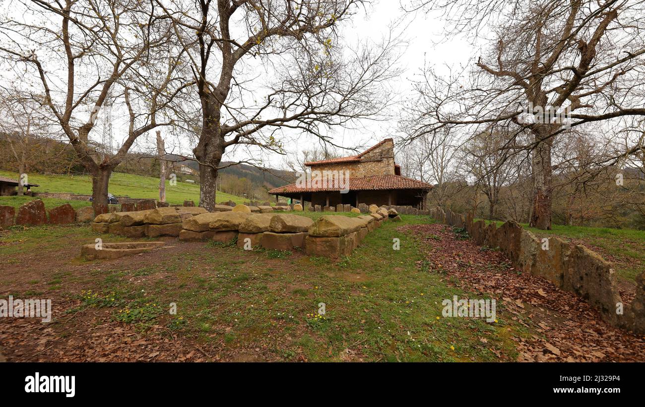 Ermita de San Adrián, Necrópolis de San Adrián de Argiñeta, Elorrio, Vizcaya, País Vasco, España Foto Stock