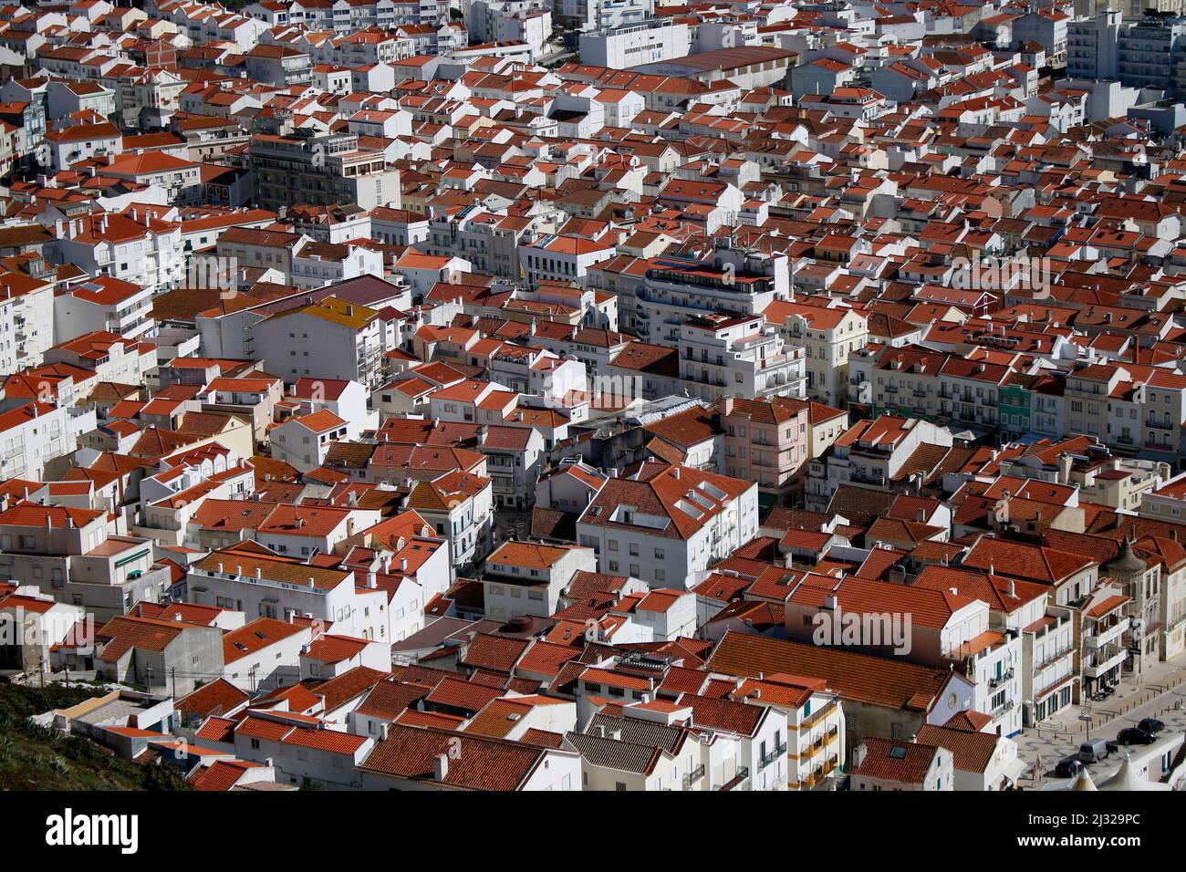 Luftbild: Skyline und Strand von nazare, Portogallo. Foto Stock