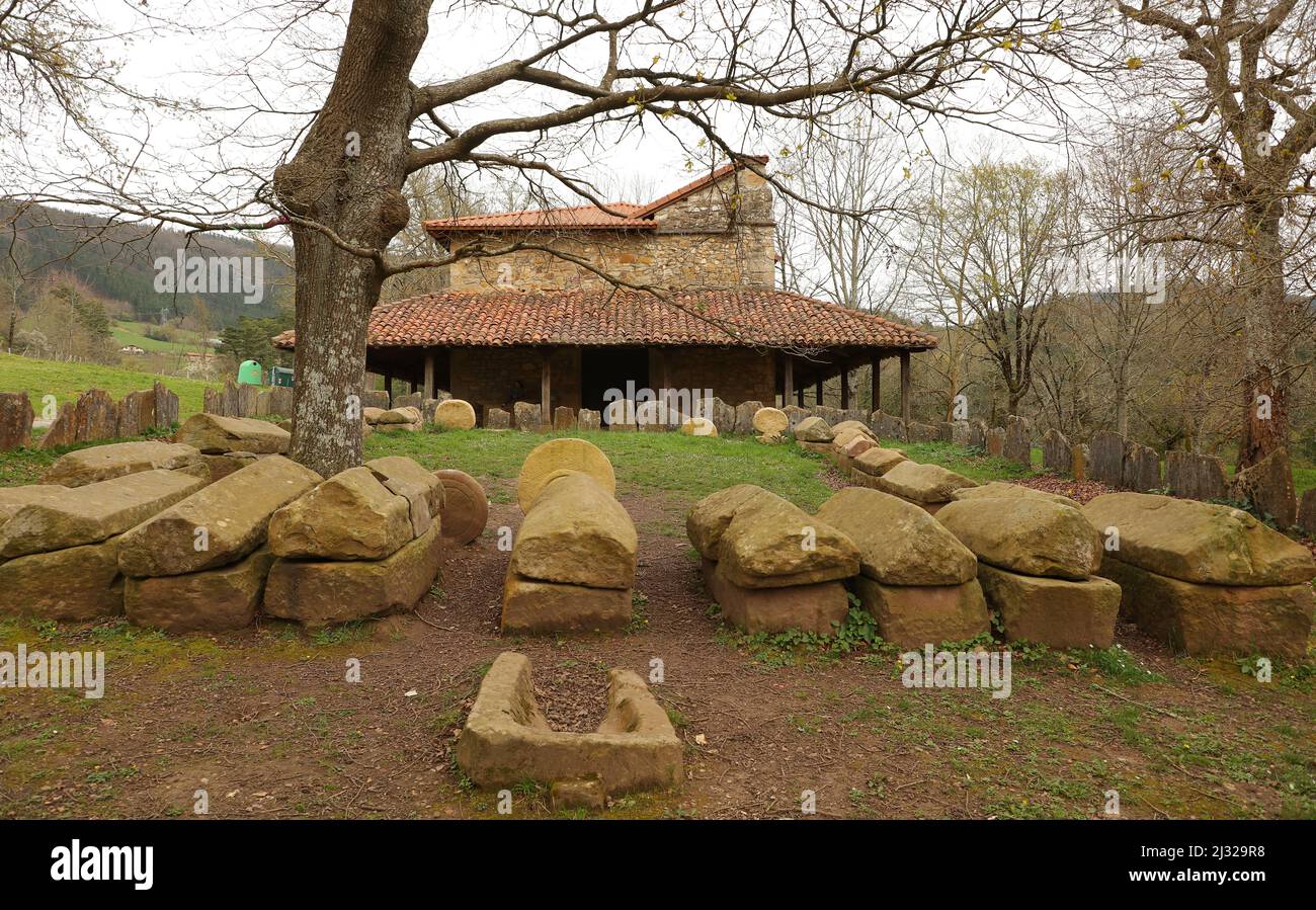 Ermita de San Adrián, Necrópolis de San Adrián de Argiñeta, Elorrio, Vizcaya, País Vasco, España Foto Stock