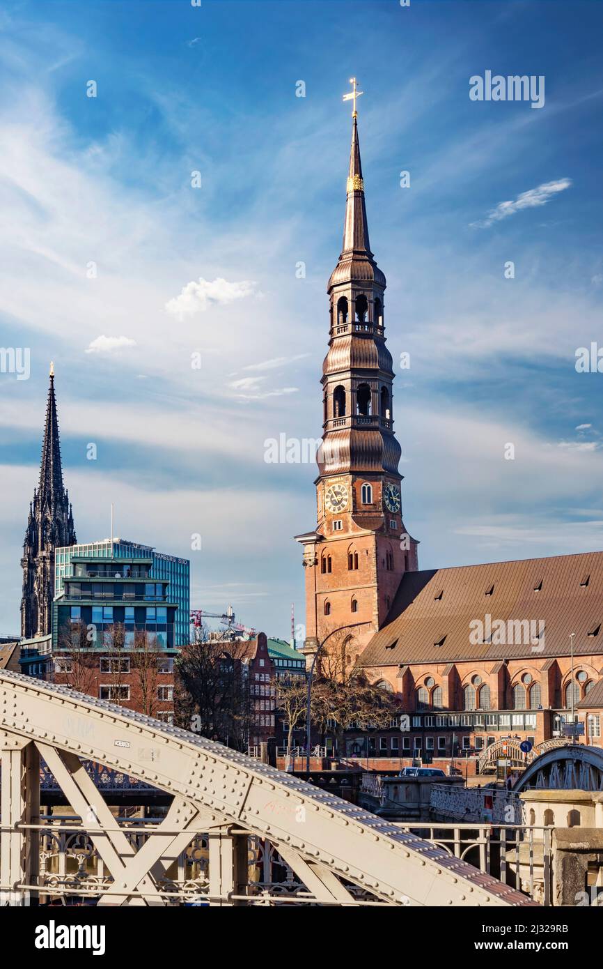 Die St. Katharinenkirche hinter der Pickhubenbrücke ad Amburgo Foto Stock