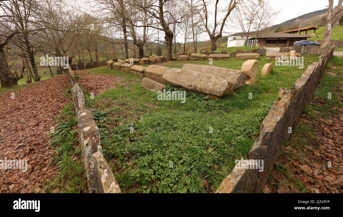 Ermita de San Adrián, Necrópolis de San Adrián de Argiñeta, Elorrio, Vizcaya, País Vasco, España Foto Stock