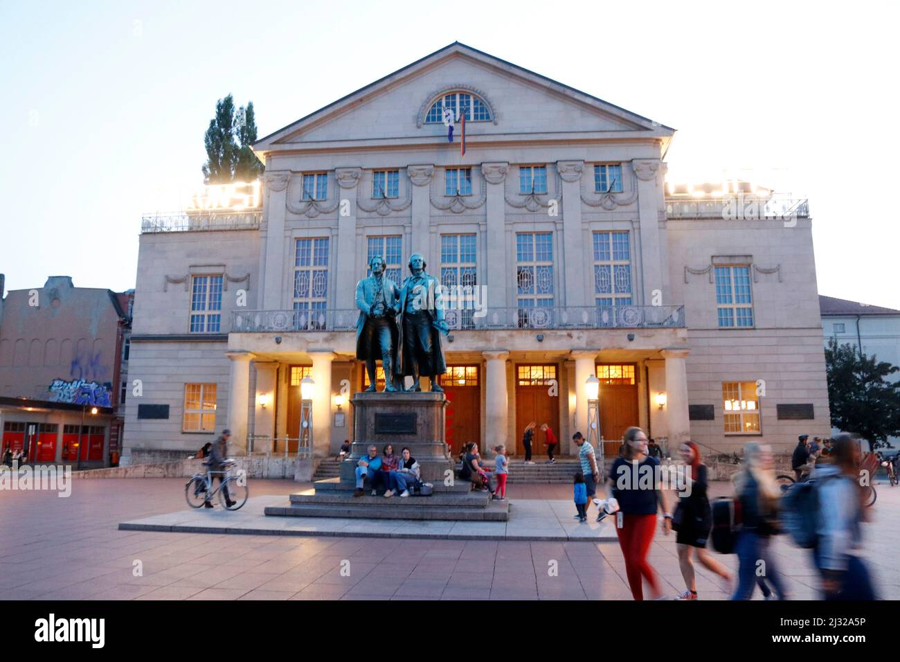 Deutsches Nationaltheater, Goethe-Schiller-Denkmal, Weimar (nur fuer redaktionelle Verwendung. Keine Werbung. Referenzdatenbank: http://www.360-berli Foto Stock