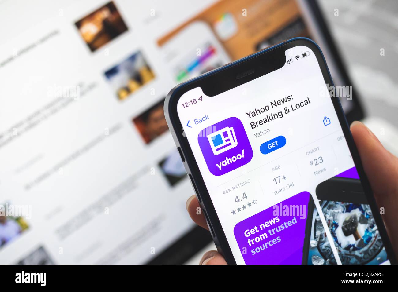Icona dell'app Yahoo News. Donna uso news applicazione, Breaking news concept foto Foto Stock