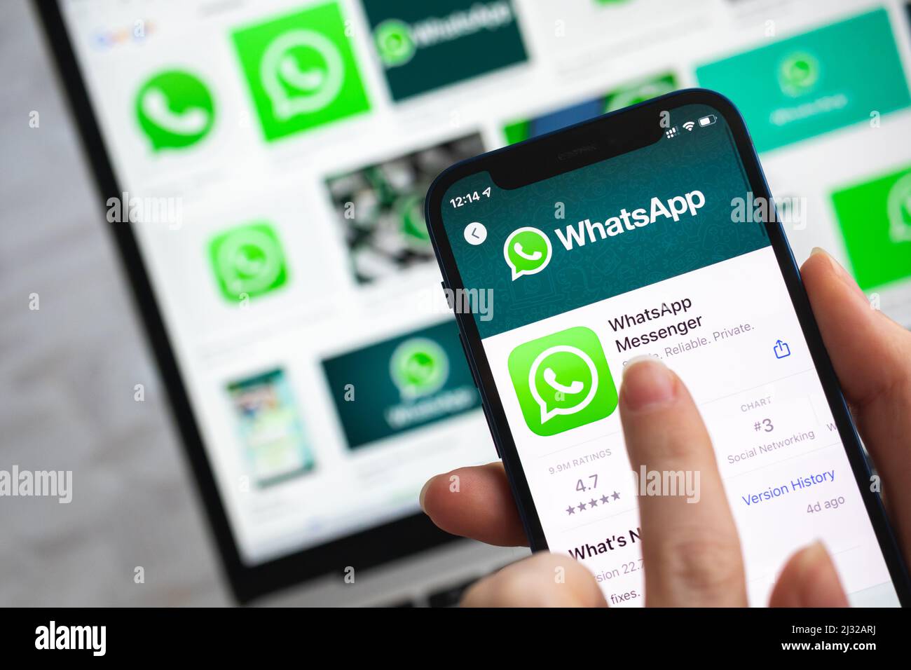 Donna usa l'app Whatsapp. Mano con telefono cellulare con applicazione. Messenger e social networking concept foto Foto Stock