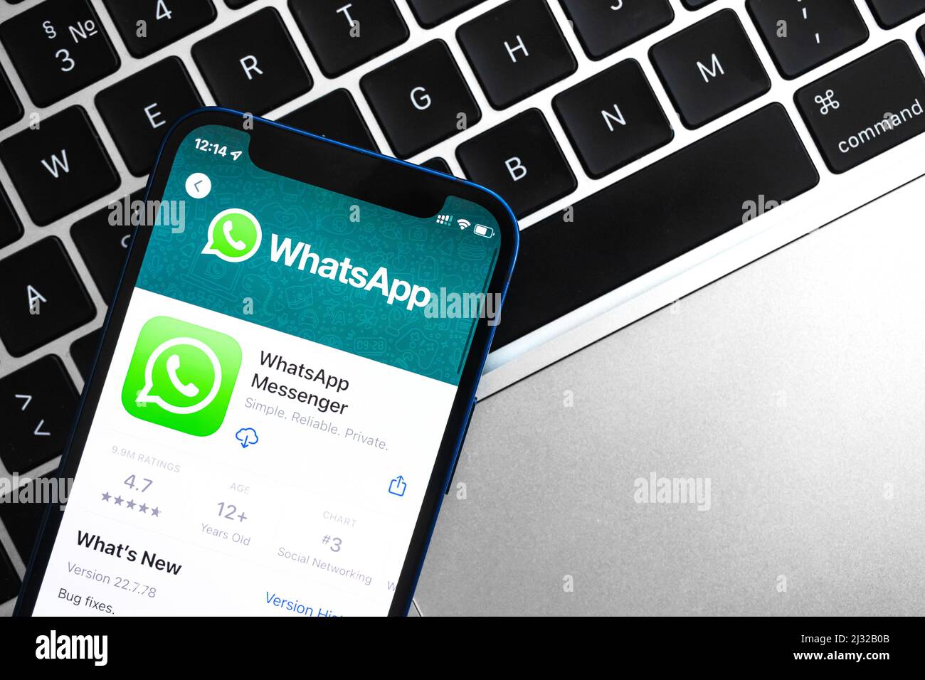 Icona dell'applicazione WhatsApp. Telefono cellulare con applicazione. Messenger e social networking concept foto Foto Stock