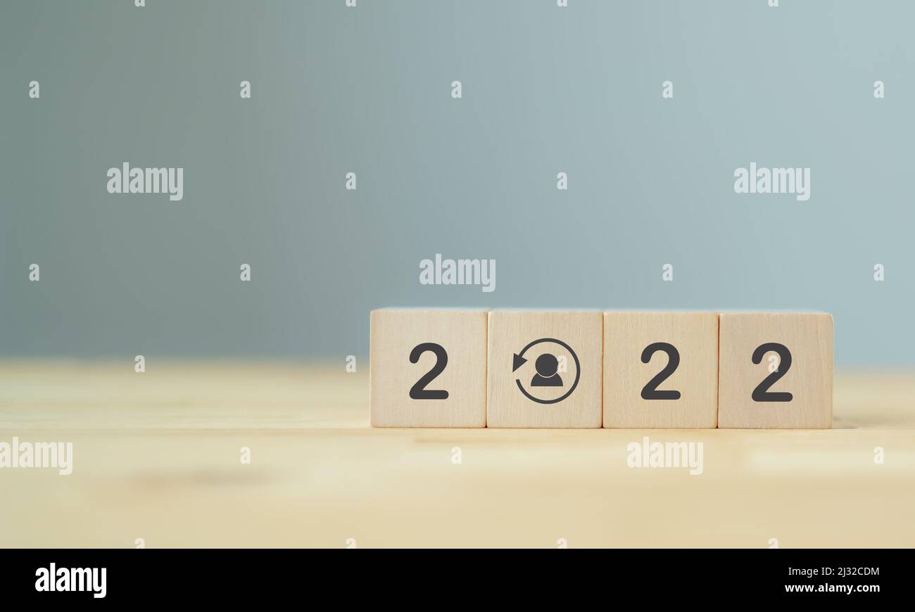 Concetto di riqualificazione nel 2022. Formazione dei dipendenti su un set di competenze completamente nuovo per la crescita aziendale e la trasformazione digitale. I cubi di legno '2022' Foto Stock