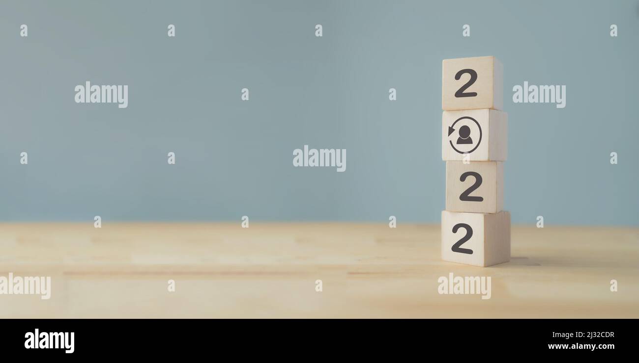 Concetto di riqualificazione nel 2022. Formazione dei dipendenti su un set di competenze completamente nuovo per la crescita aziendale e la trasformazione digitale. I cubi di legno '2022' Foto Stock