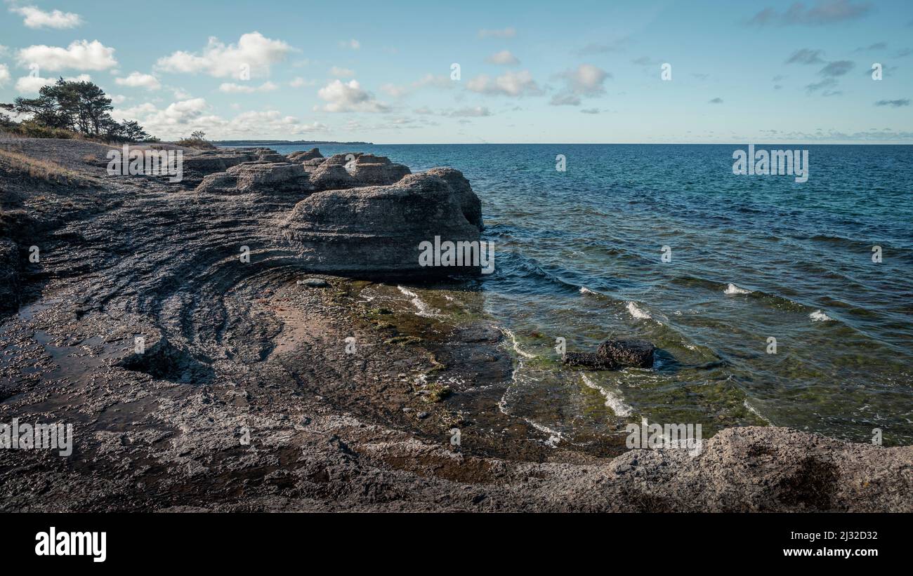 Küste der Insel Öland mit Kalksteinfelsen in Schweden bei Sonne und blauem Himmel Foto Stock