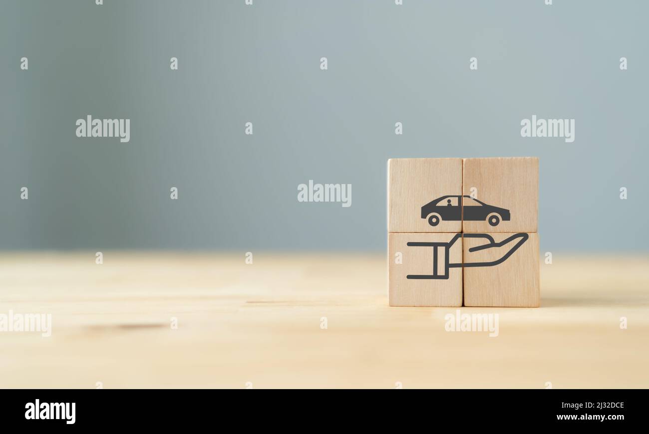 Assicurazione auto (automobile) e concetti di esonero da collisione danni. I cubetti di legno con simbolo di protezione cura sullo sfondo grigio bello e poliziotto Foto Stock