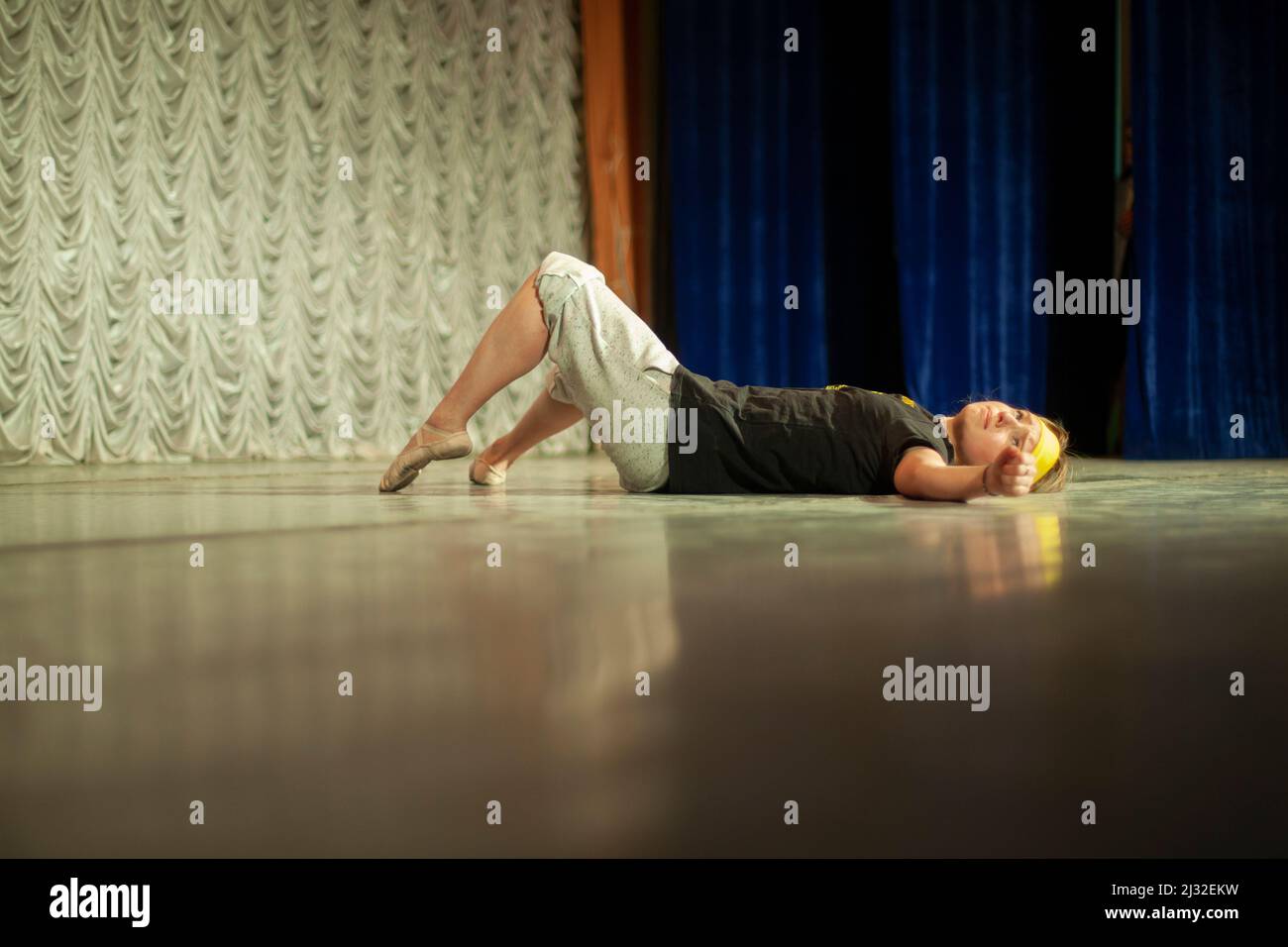 Ragazza si trova sul palco. Fine della danza. Treni ballerina. Insegnante di ginnastica. L'attore di teatro gioca il ruolo. Foto Stock