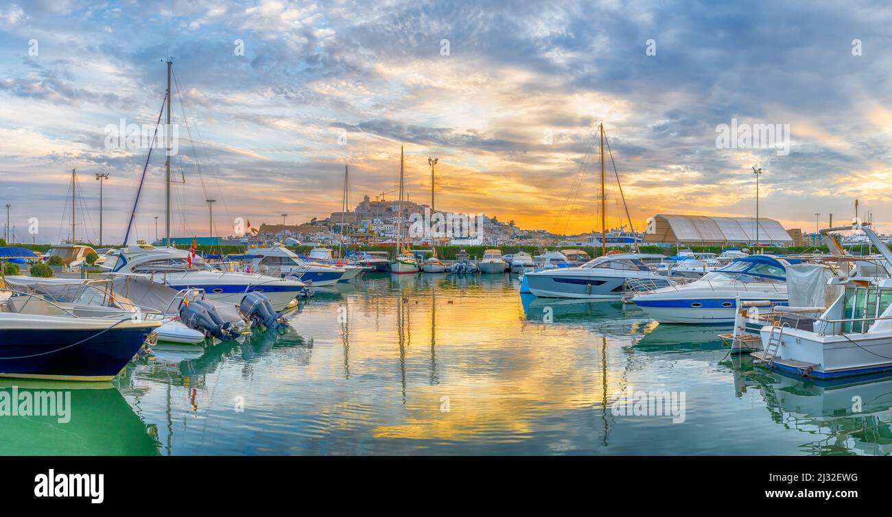 Paesaggio con porto di Eivissa al tramonto, isola di Ibiza, Spagna Foto Stock