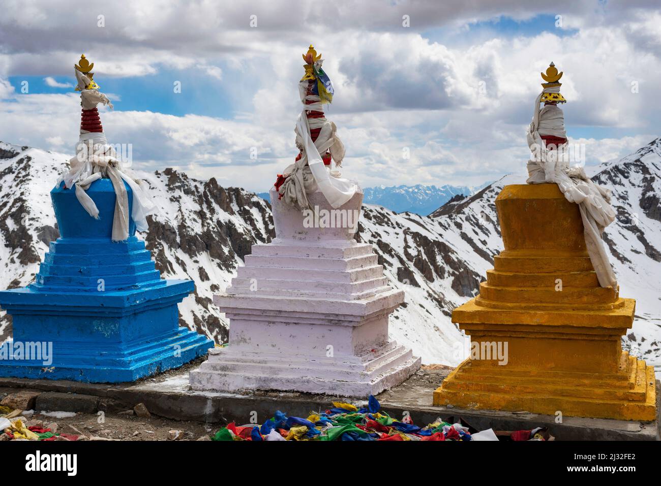 Tschörtengruppe sul Passo di Khardong, secondo più alto passo motorabile del mondo, Ladakh, Himalaya indiana, Jammu e Kashmir, India settentrionale, India, Asia Foto Stock