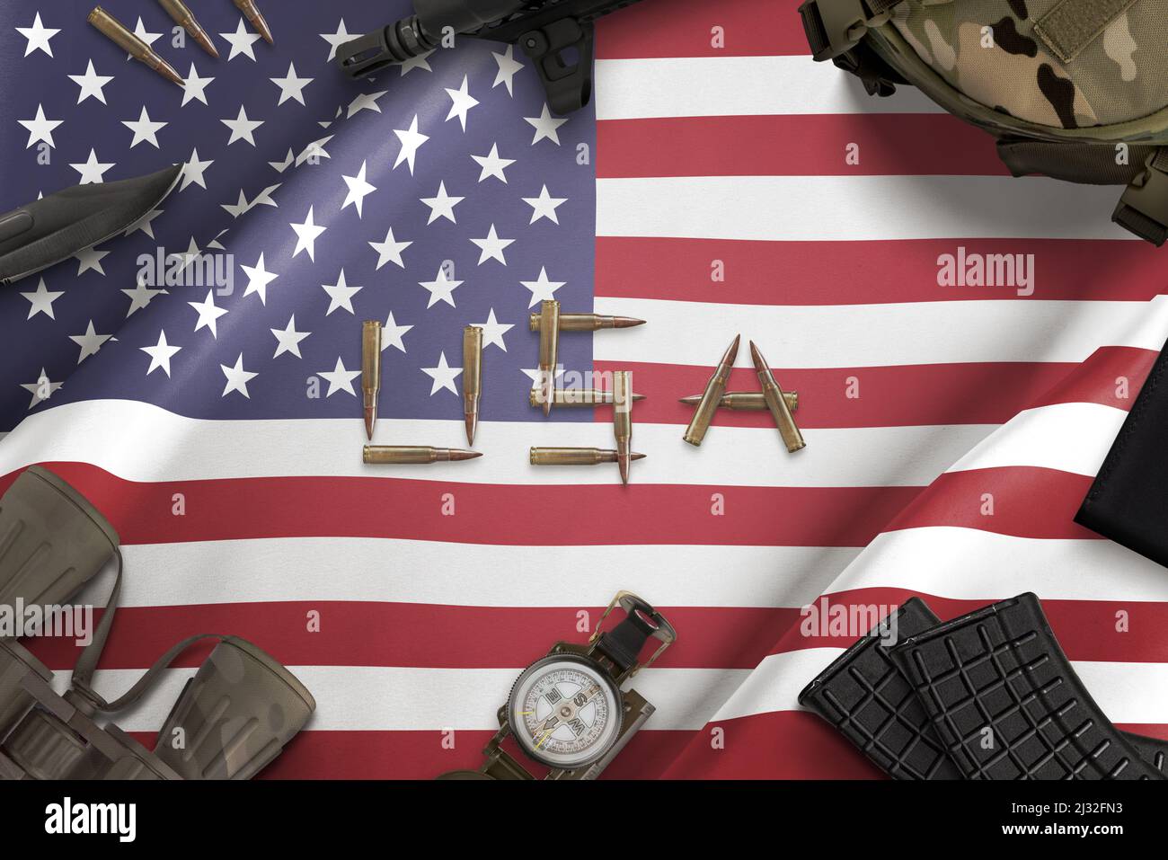 Bandiera degli Stati Uniti d'America e attrezzature militari. Scrittura del testo con punti elenco Foto Stock