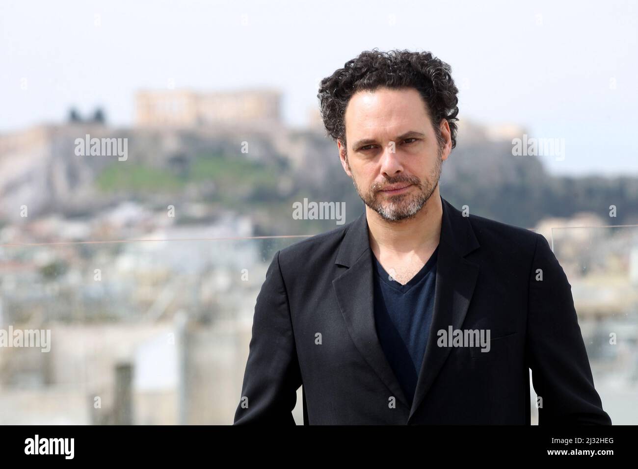 Il regista francese ELIE WAJEMAN posa con sfondo l'Acropoli, durante il Festival del cinema francofona di Atene del 22nd. Foto Stock