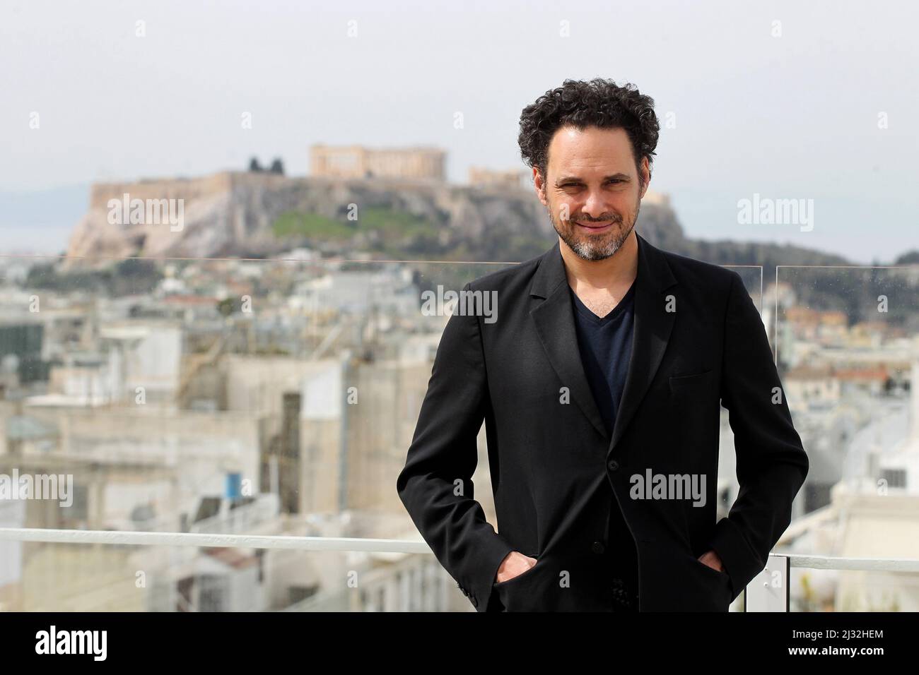 Il regista francese ELIE WAJEMAN posa con sfondo l'Acropoli, durante il Festival del cinema francofona di Atene del 22nd. Foto Stock