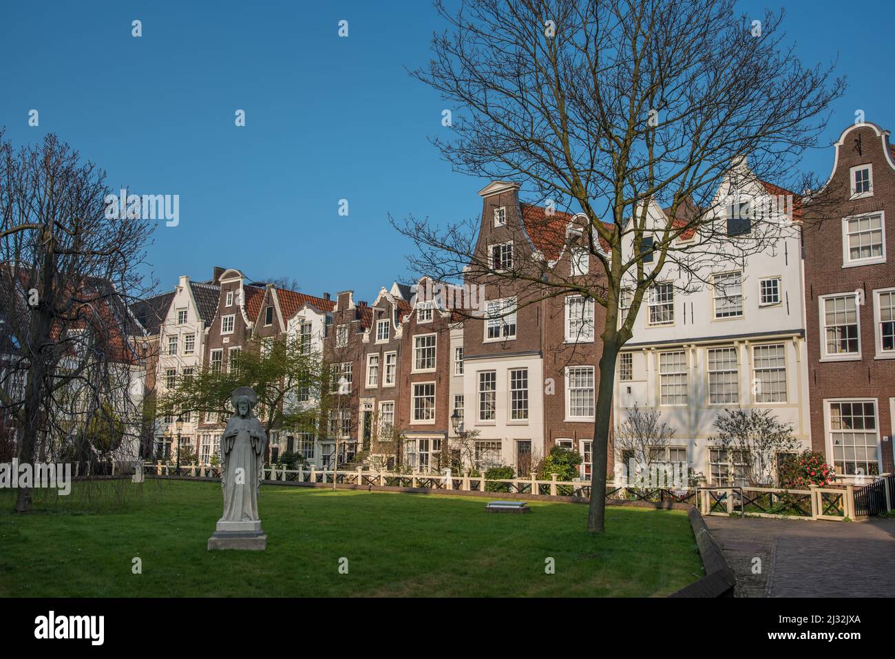 Amsterdam, Paesi Bassi, marzo 2022. Il beghinaggio ad Amsterdam con facciate storiche. Foto di alta qualità Foto Stock