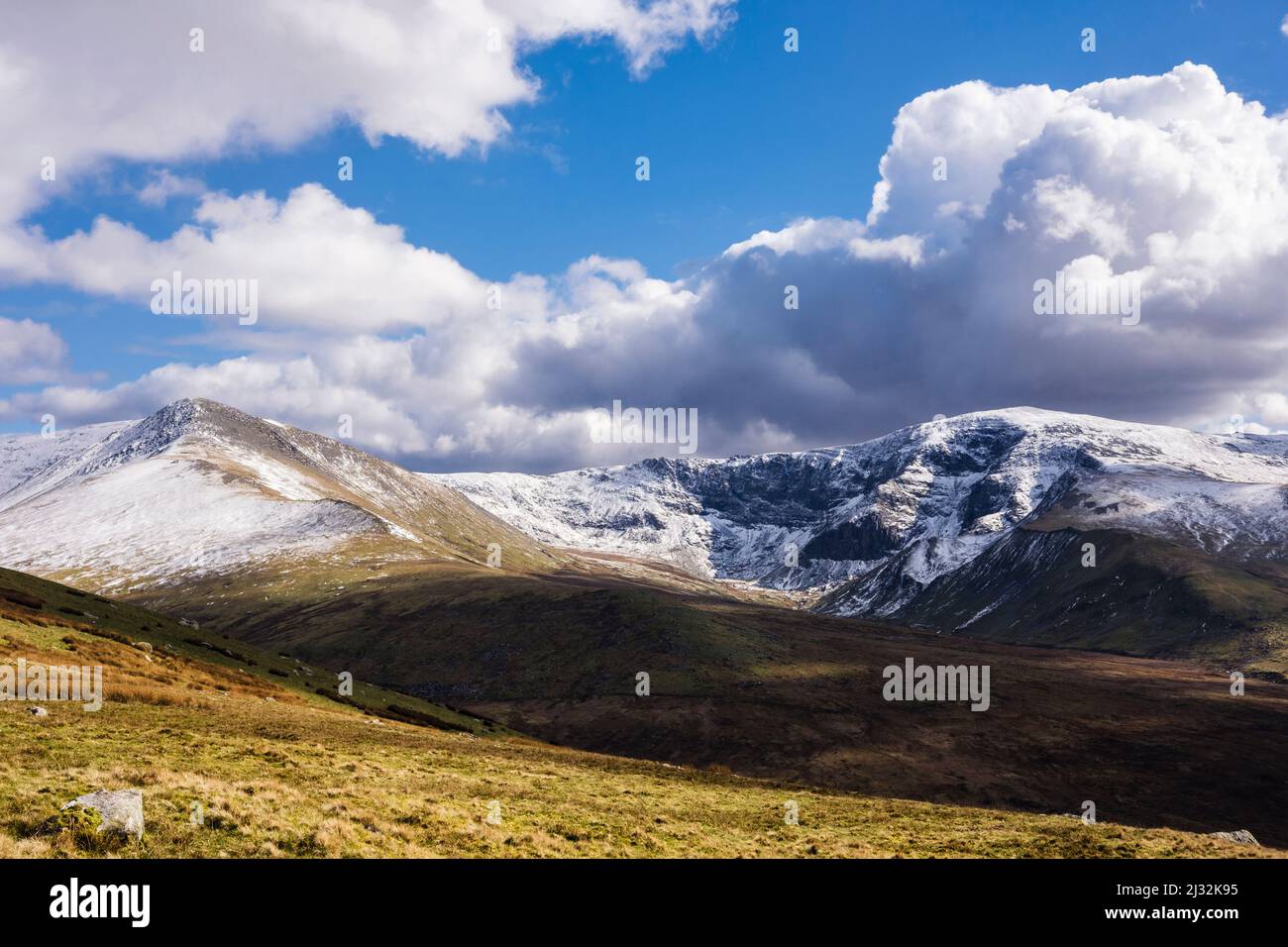 Montagne innevate di Yr Elen e Carnedd Dafydd viste dalla montagna del Gyrn Wigau nel Parco Nazionale di Snowdonia. Bethesda, Gwynedd, Galles settentrionale, Regno Unito Foto Stock