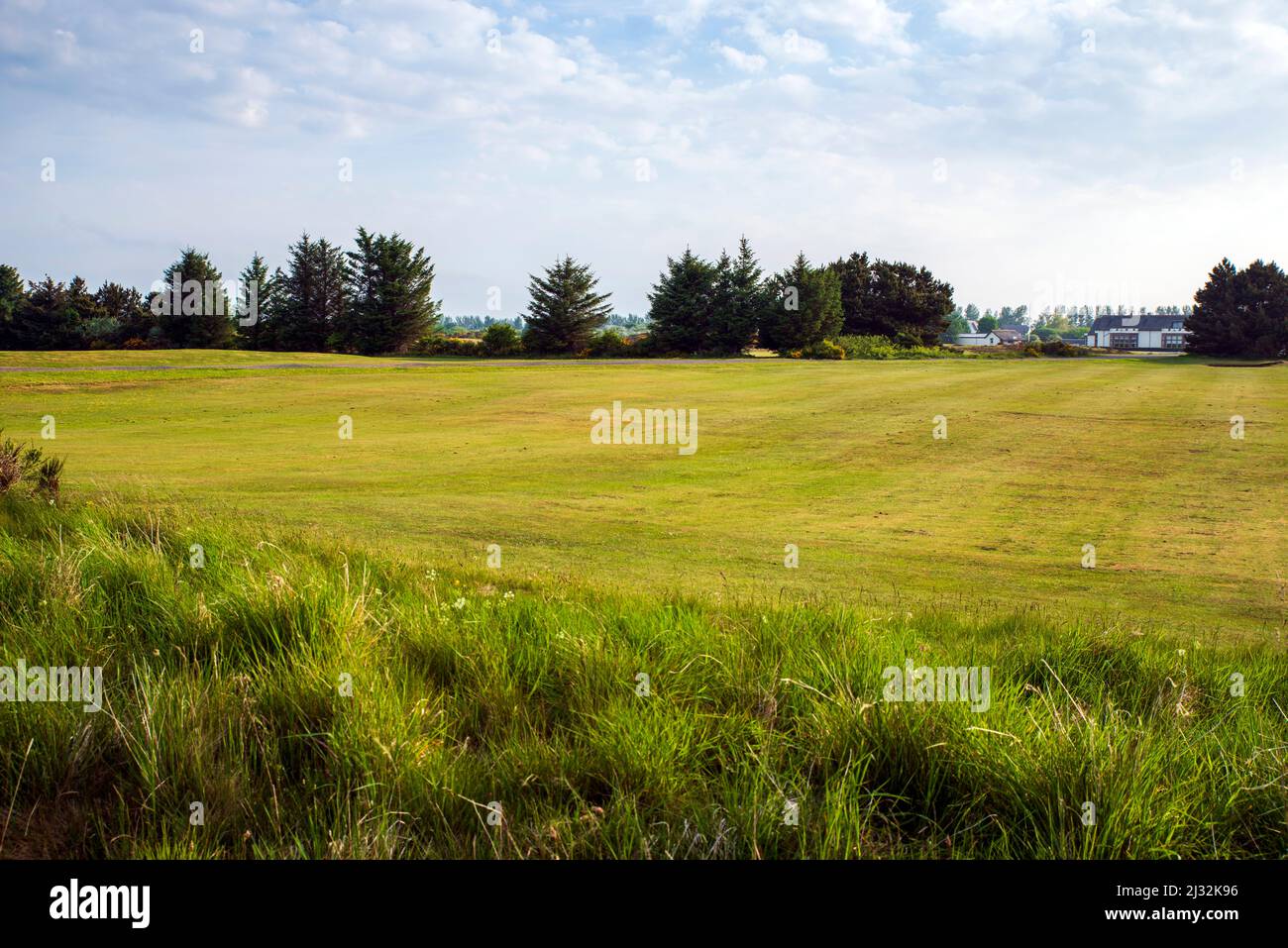 Guardando il campo dell'Irvine Golf Club nel North Ayrshire, in Scozia, con la Clubhouse visibile sullo sfondo. Foto Stock