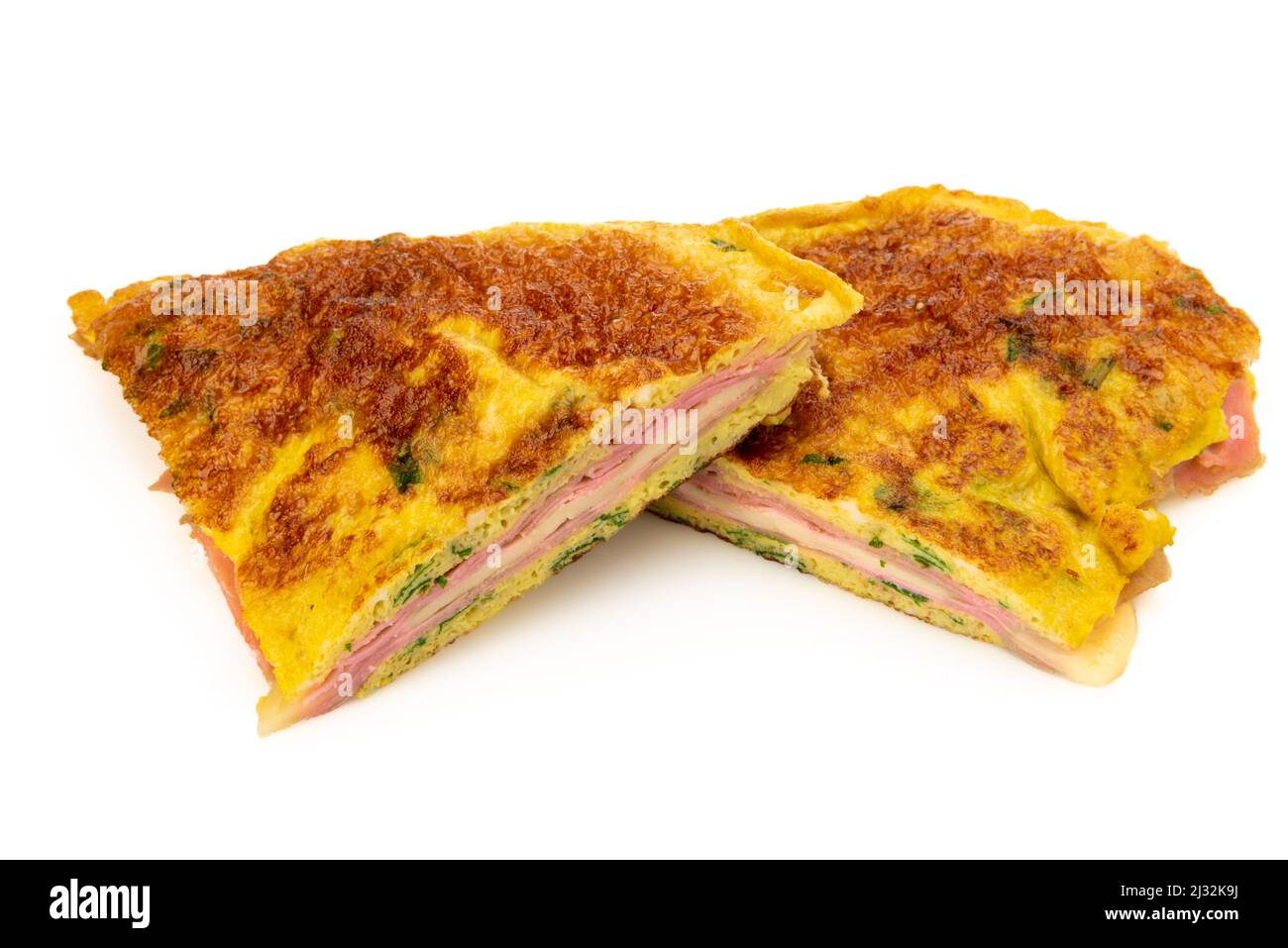 Frittata di erbe farcite di prosciutto e formaggio isolato su bianco Foto Stock