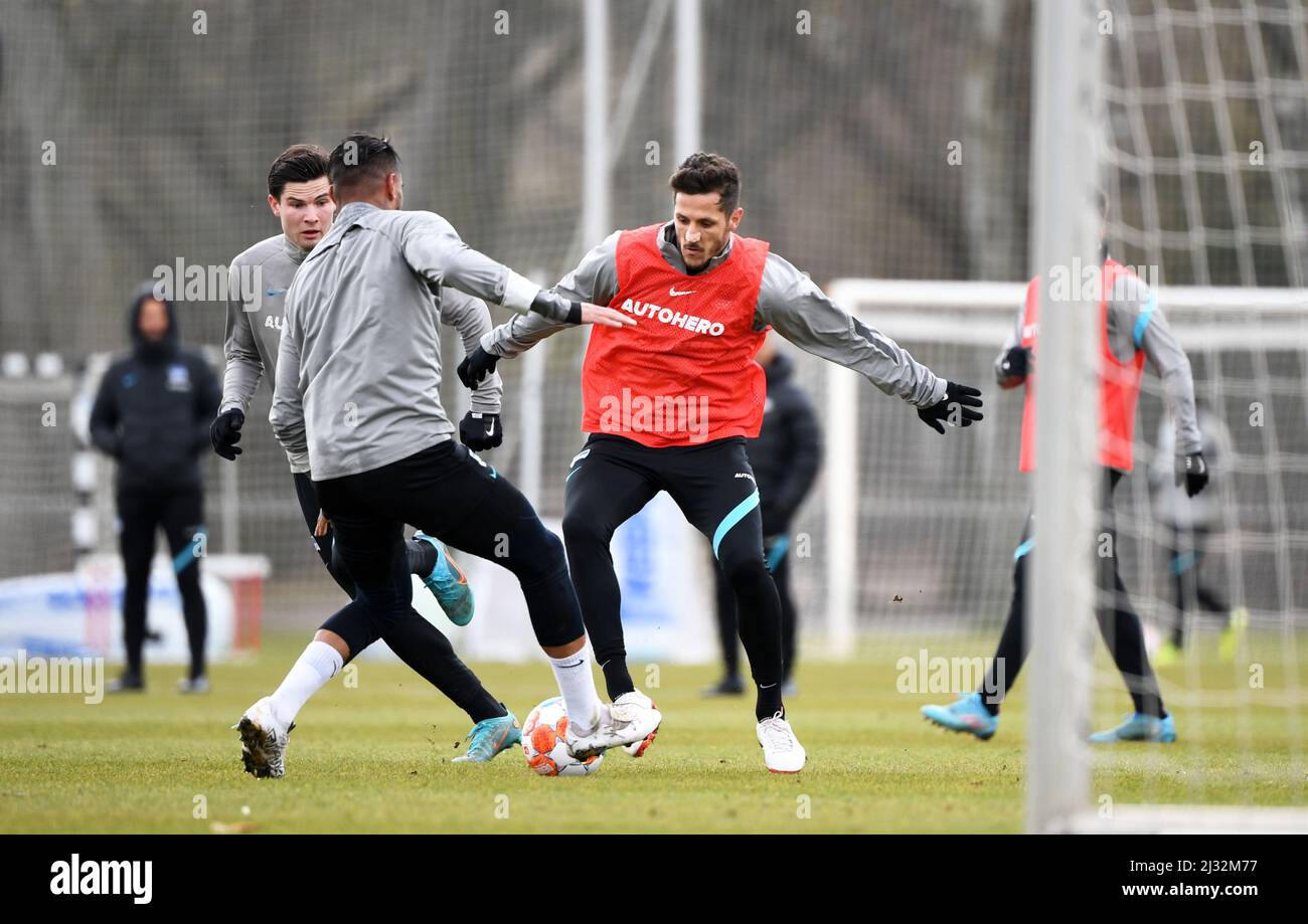 Berlino, Germania. 05th Apr 2022. Calcio: Bundesliga, prima della capitale derby Hertha BSC - 1. FC Union Berlin, formazione di Hertha BSC: Jurgen Ekkelenkamp (l-r), Kevin Prince Boateng e Stevan Jovetic in azione. Credit: Matthias Koch/dpa/Alamy Live News Foto Stock