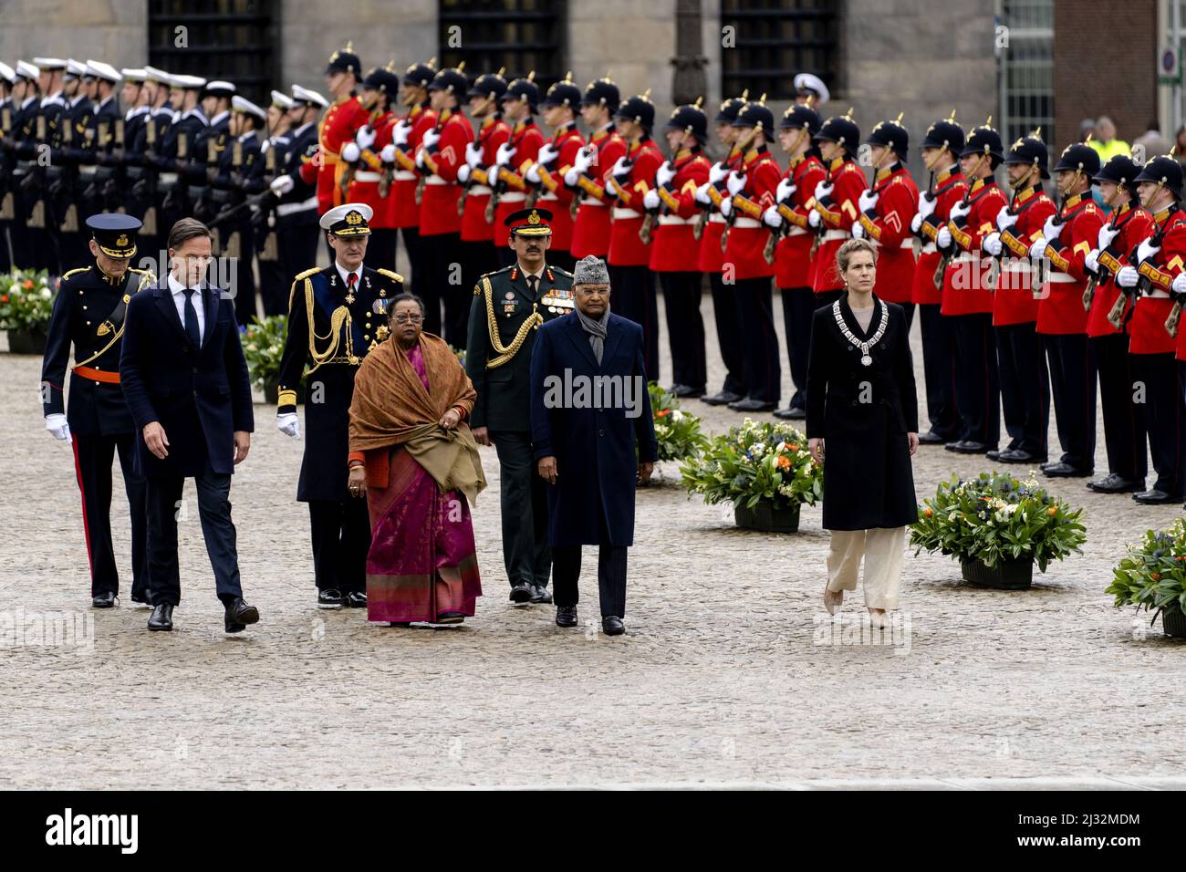 2022-04-05 12:15:46 AMSTERDAM - il presidente dell'India e sua moglie Savita Kovind ispezionare le truppe al Monumento Nazionale il primo giorno della loro visita di stato. La visita mira ad ampliare ulteriormente la cooperazione tra i due paesi. ANP SANDER KING netherlands out - belgium out Credit: ANP/Alamy Live News Foto Stock