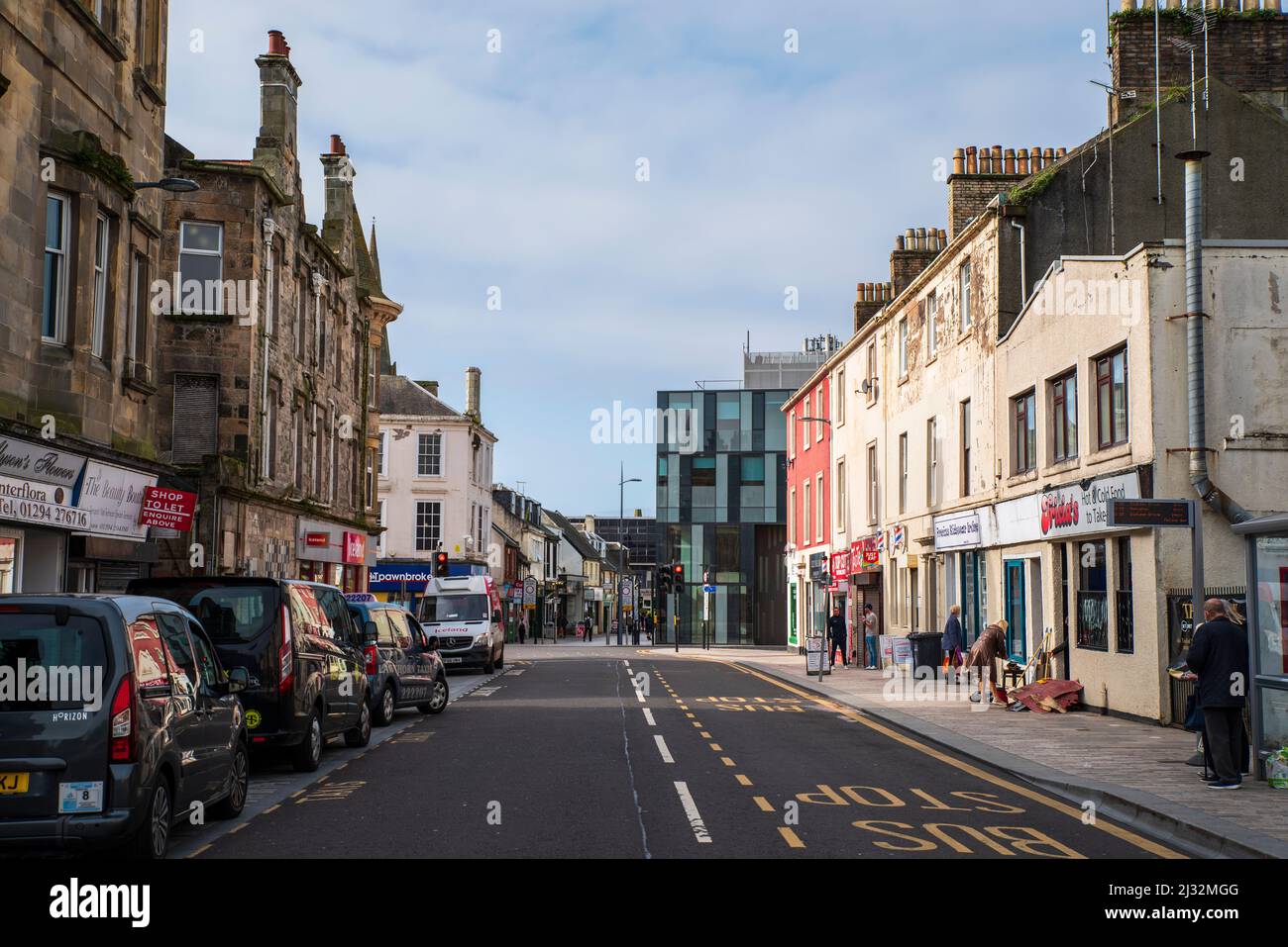 Una vista di Bank Street e dell'area di Cross nella città di Irvine nell'Ayrshire settentrionale in Scozia. Foto Stock