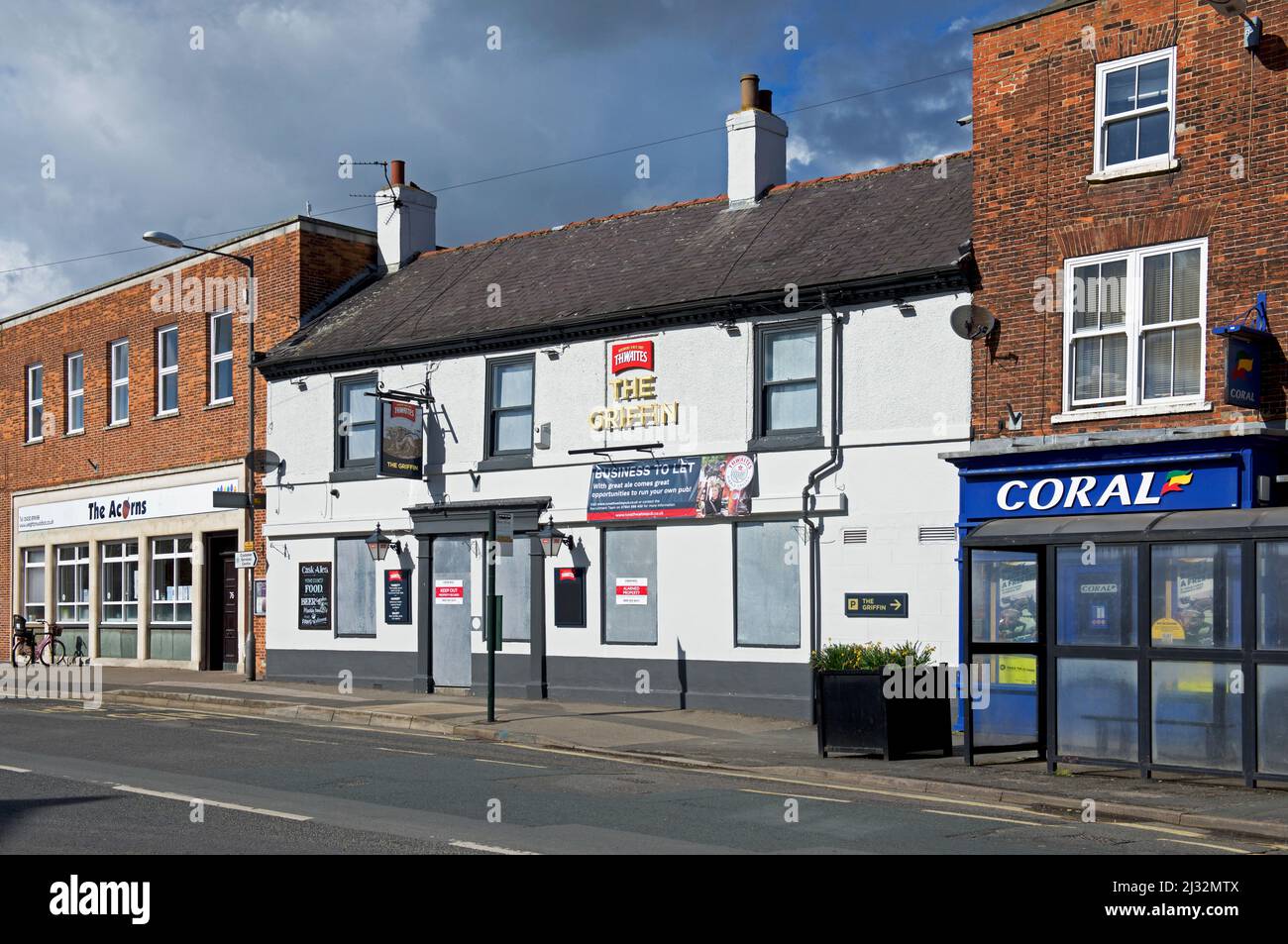 Il pub Griffin, su High Street - chiuso e chiuso, in attesa di un nuovo inquilino - Market Weighton, East Yorkshire, Inghilterra Regno Unito Foto Stock