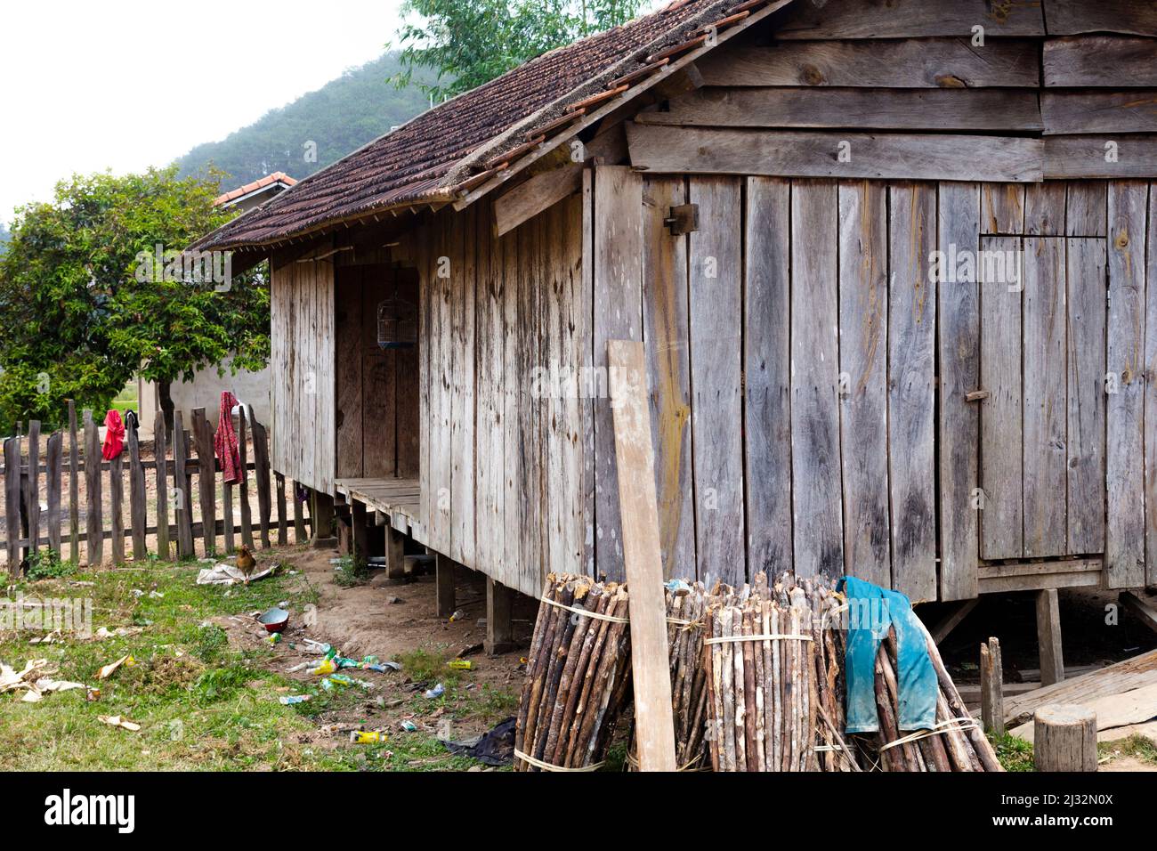 Un piccolo capanna o una casa in legno in un villaggio di Highalnd centrale. Foto Stock