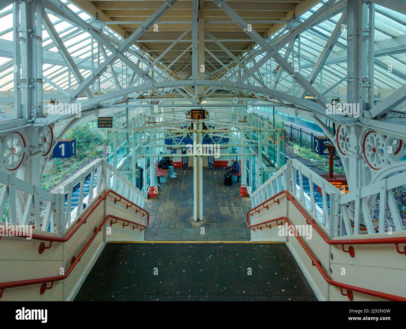 Le stazioni ferroviarie di Halifax si abbassano a piattaforme, West Yorkshire, Inghilterra, Regno Unito Foto Stock