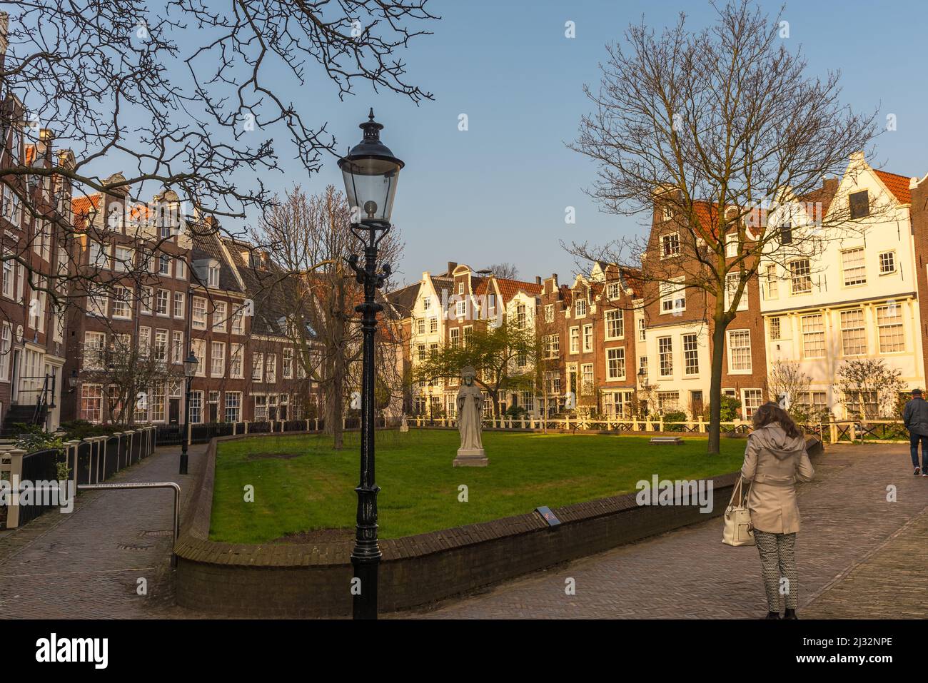 Amsterdam, Paesi Bassi, marzo 2022. Il beghinaggio ad Amsterdam con facciate storiche. Foto di alta qualità Foto Stock