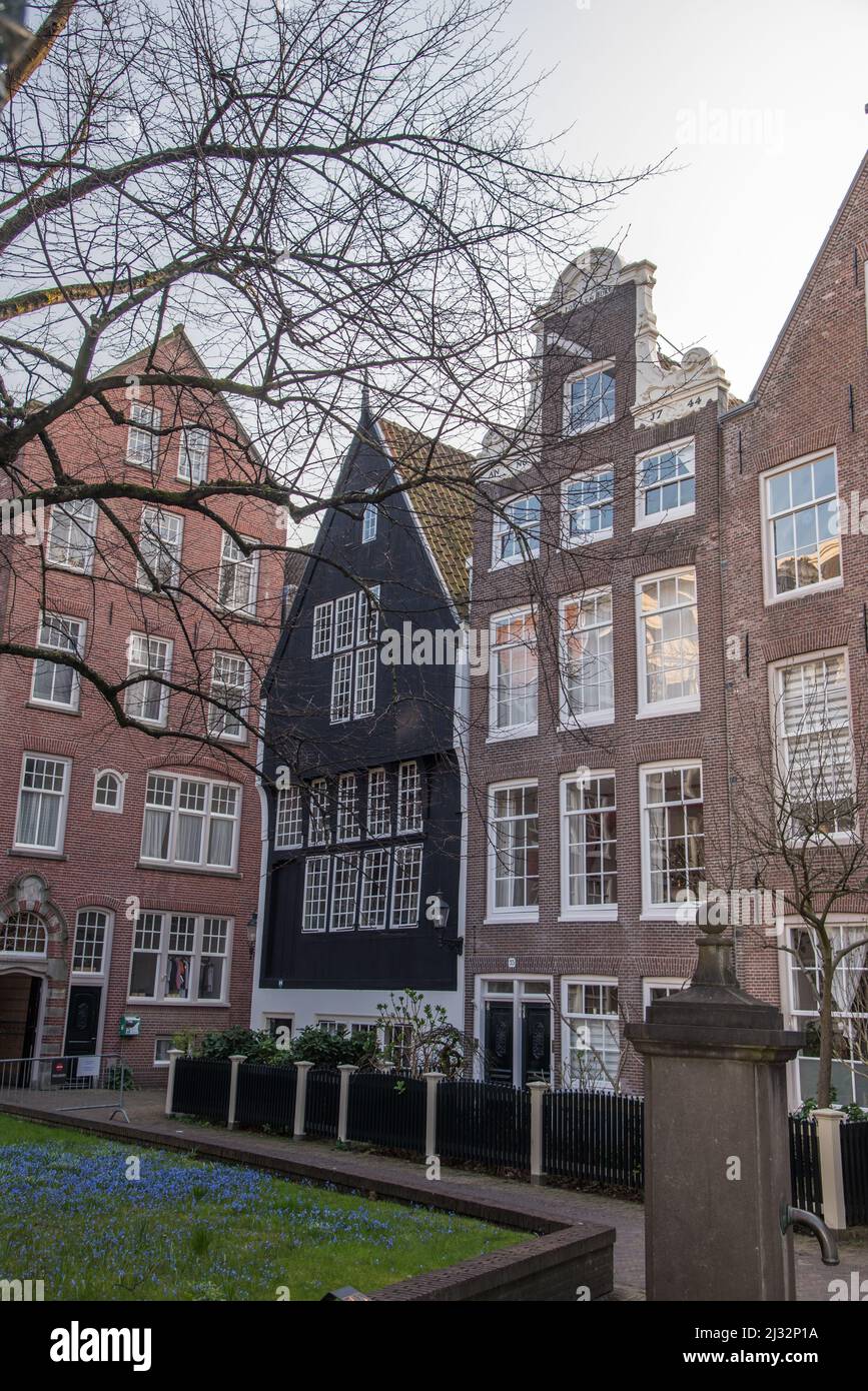 Amsterdam, Paesi Bassi, marzo 2022. Il beghinaggio ad Amsterdam con facciate storiche. Foto di alta qualità Foto Stock