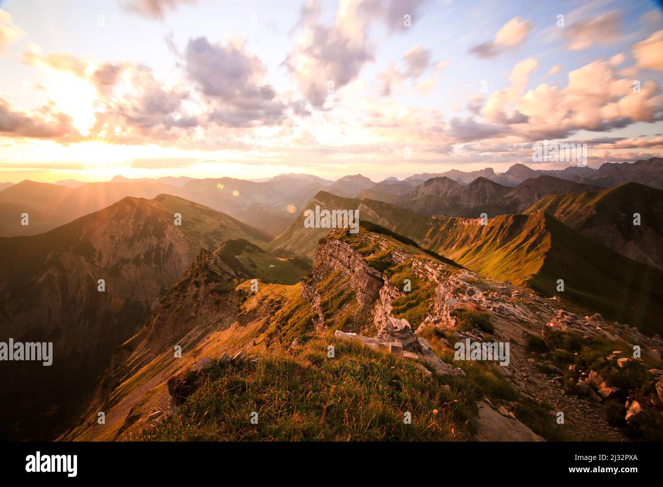 Sunrise mattina luci del sole sulla cima delle montagne bavaresi Foto Stock