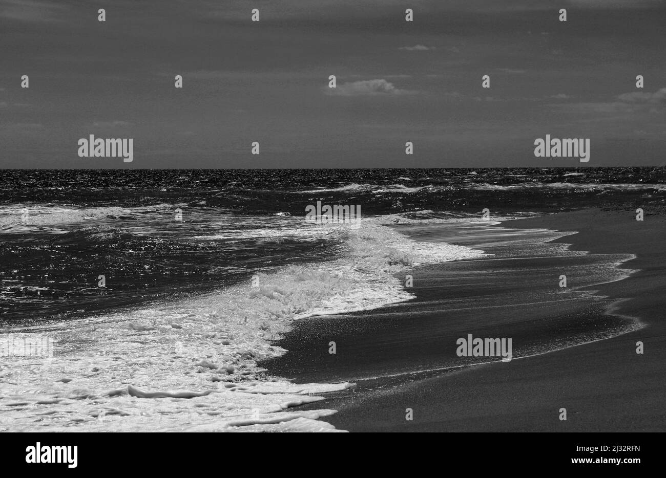 le onde del mediterraneo si infrangono sulla costa Foto Stock