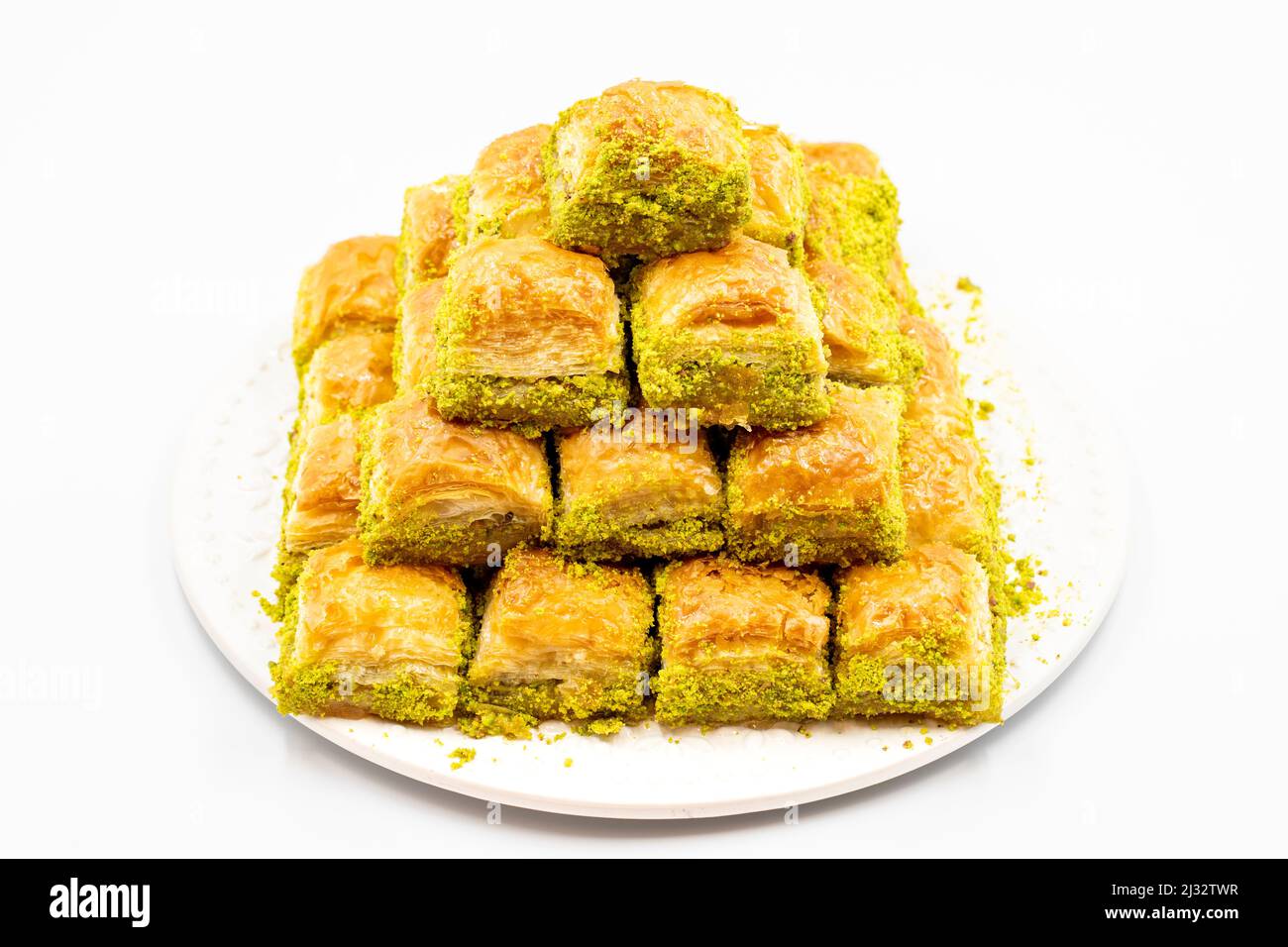 Dessert al pistacchio baklava su sfondo bianco. Prelibatezze della cucina tradizionale turca. Primo piano Pistacchio Baklava. Nome locale kuru baklava Foto Stock